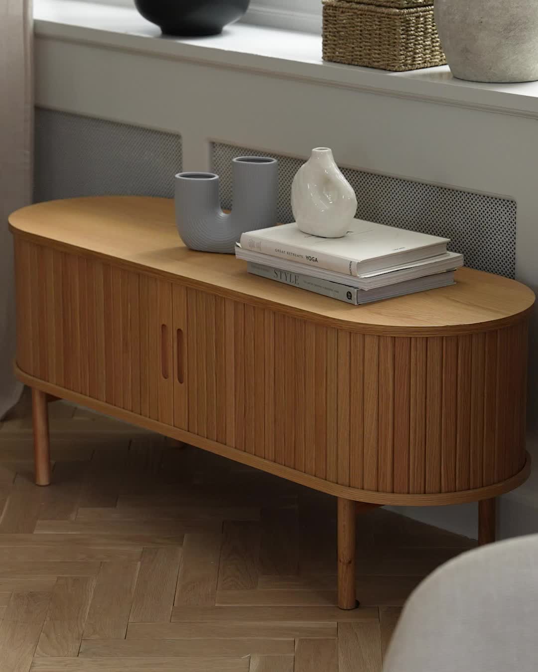 Тумба под ТВ LYNGVIG с двумя раздвижными дверцами, дуб.